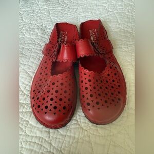 L’Artiste 9 (40) Women’s Red Shoes with Floral Cutouts excellent used condition